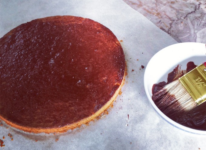 Pintar la masa con chocolate fundido y un pincel