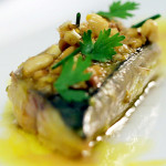 Caballa en escabeche de cítricos, puré de naranja y gremolata de frutos secos