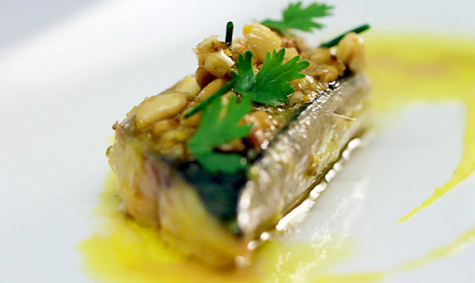 Caballa en escabeche de cítricos, puré de naranja y gremolata de frutos secos