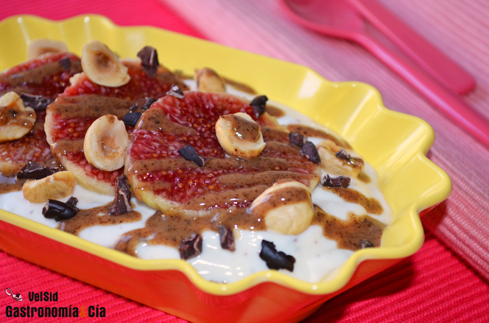 Yogur griego con chocolate, higos y mantequilla de avellanas