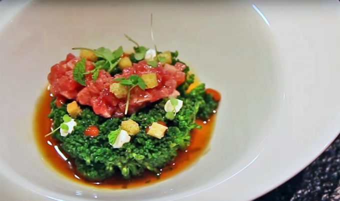 Tartar de atún con Bimi y jugo de tomate asado Receta del chef