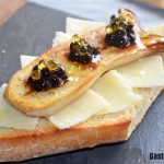 Tapa de pan de coca con setas, queso y esferificaciones