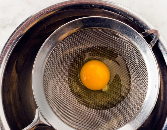 Huevos poché o escalfados con film