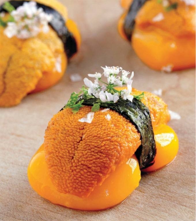 Nigiri líquido de mango y erizo de mar de Jose Andrés Bazaar