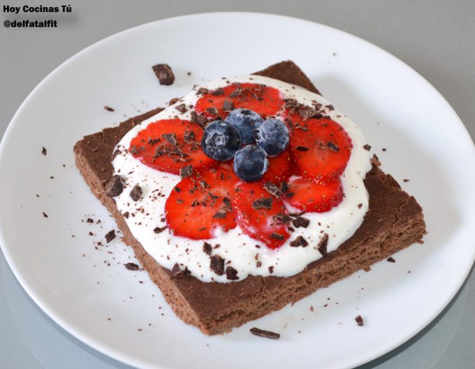 Pastel fitness de chocolate con frutos rojos