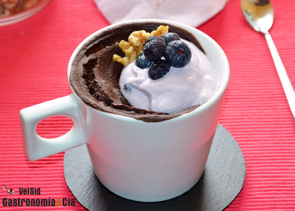 Mug cake de algarroba y nueces