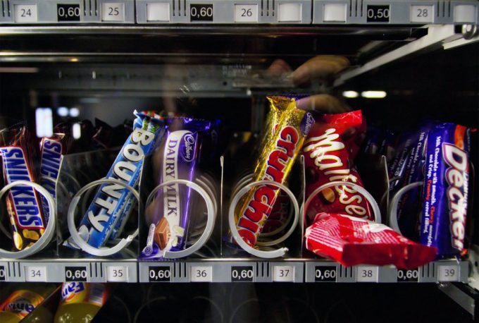 Retrasar el tiempo de servicio de alimentos calóricos en las máquinas vending es efectivo Máquinas expendedoras