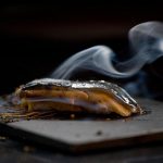 Brioche de sardina, su piel y foie asado de Nacho Manzano