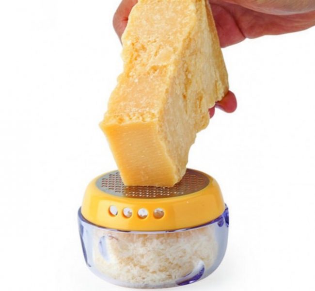 Así es como debes utilizar el rallador de queso para que ningún