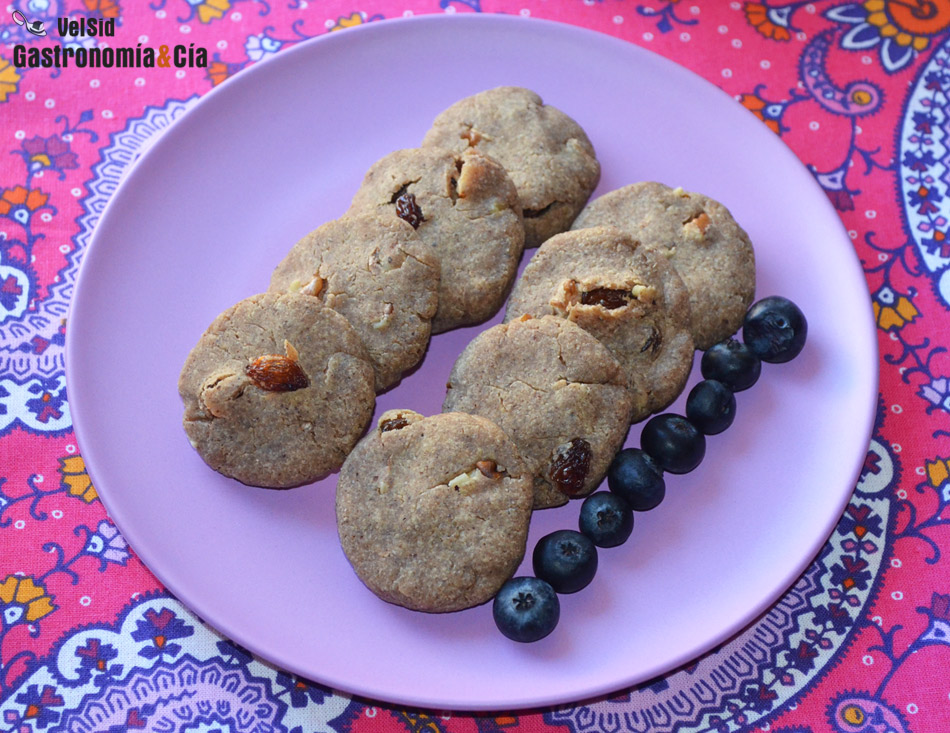 Galletas de avena, nueces y pasas. Receta para microondas