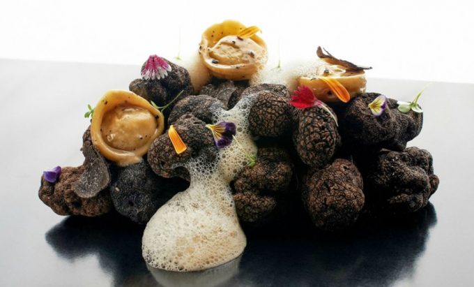 Raviolis de pasta fresca rellenos de trufa con jugo emulsionado de setas y nueces de macadamia Martín Berasategui