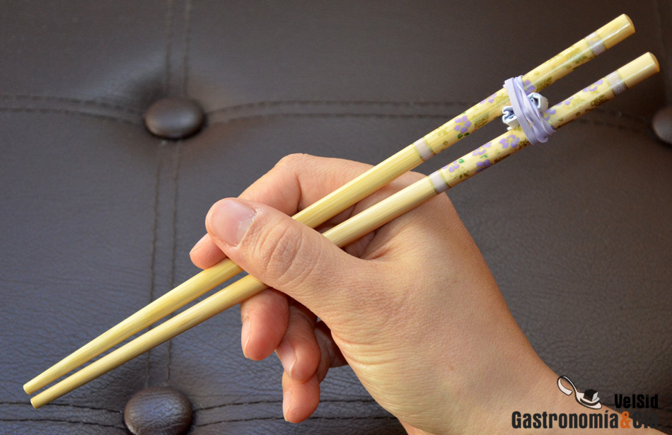 Convertir unos palillos chinos en un utensilio muy fácil de usar