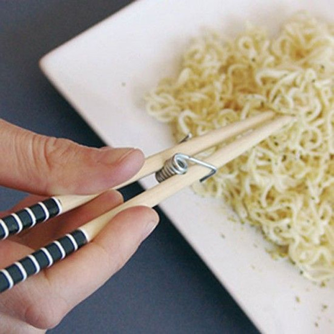 Convertir unos palillos chinos en un utensilio muy fácil de usar para comer