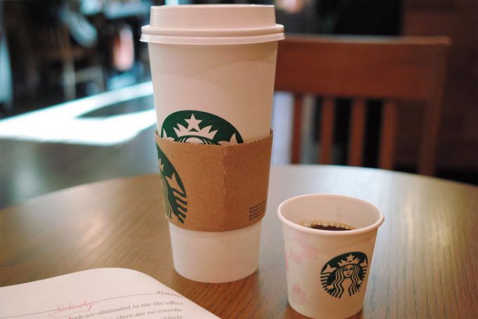 Impuesto en las tazas de café desechables en el Reino Unido Envases desechables