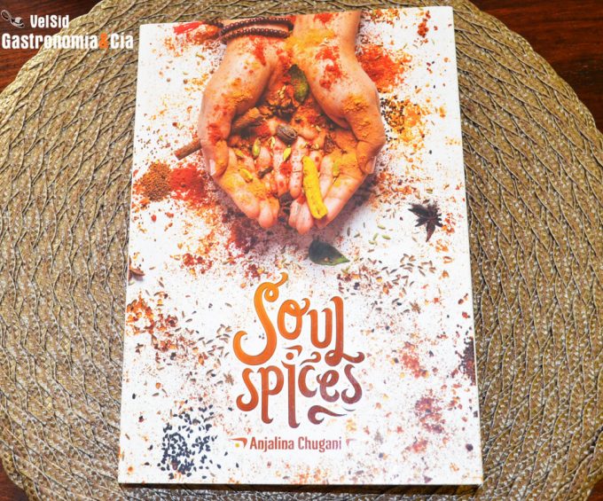 Libro de cocina con especias