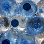 Microplásticos en el agua embotellada