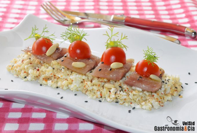 Cuscús de coliflor con sardina ahumada y piñones