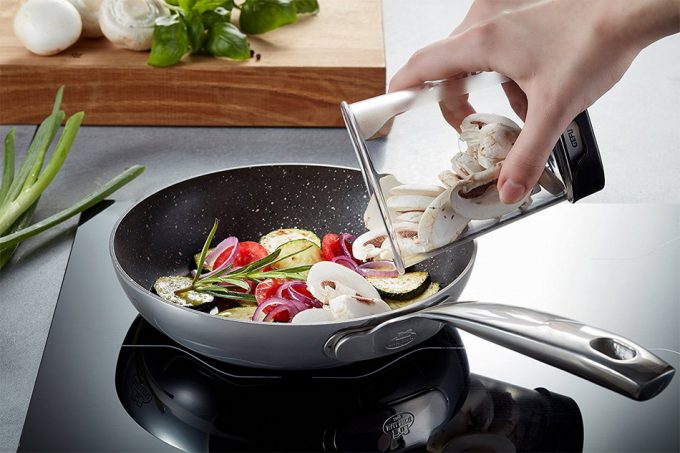 Vaso con cuchillas para cortar frutas y vegetales