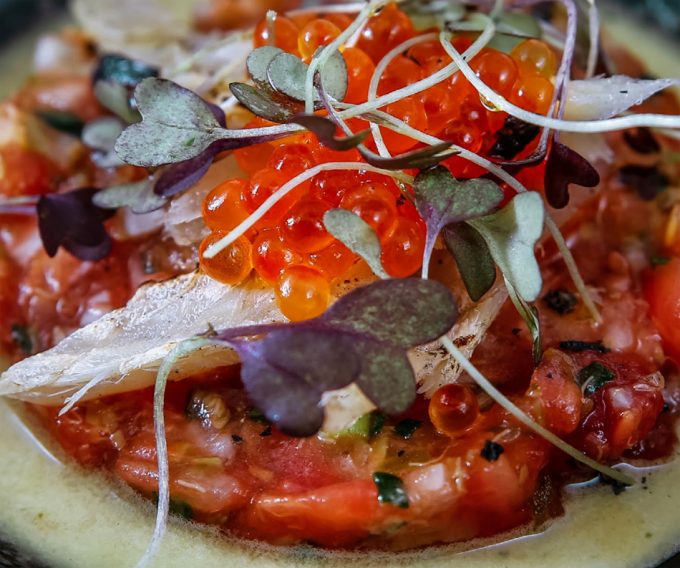 Tartar de tomate de El Perelló sobre sopa de pepino de Axel Espinosa Rausell