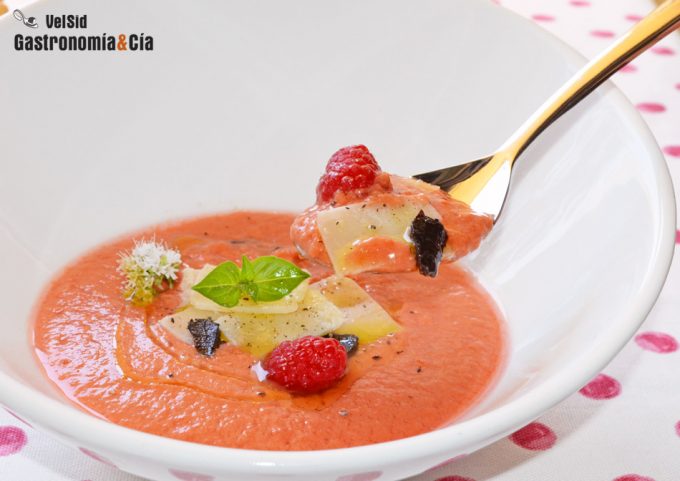 Receta de salmorejo con frambuesas, parmesano y ajo negro