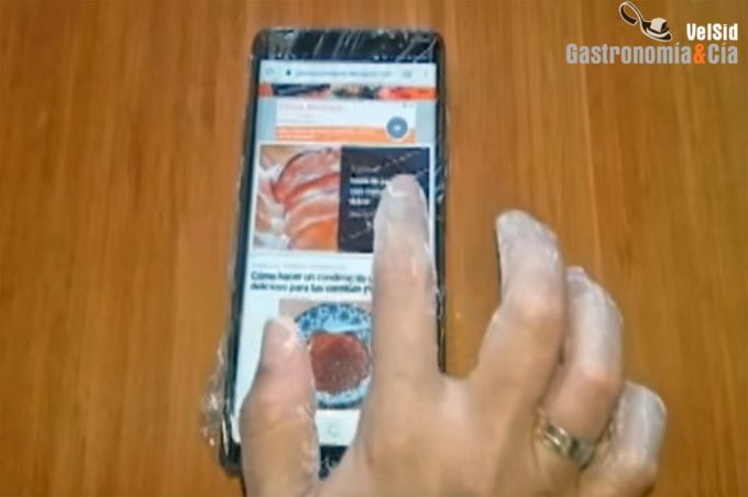 Evitar ensuciar el móvil mientras cocinas