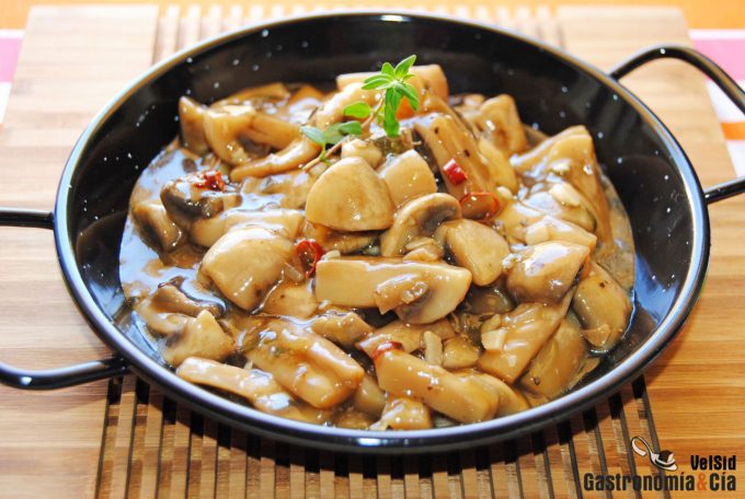 Trehalosa, un tipo de azúcar natural presente en alimentos como los champiñones