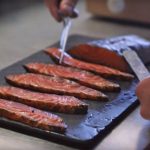 Salmón marinado con alga nori