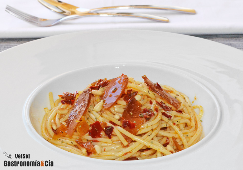 Espaguetis con botarga y pericana, una receta de pasta sencilla y muy sabrosa