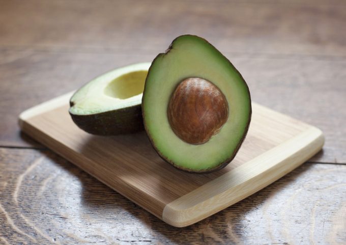 ¿Somos los consumidores los responsables de acortar la vida útil de las frutas? Estropeamos los aguacates al apretarlos