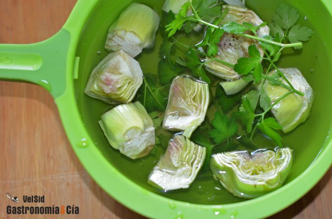Perejil en agua para alcachofas