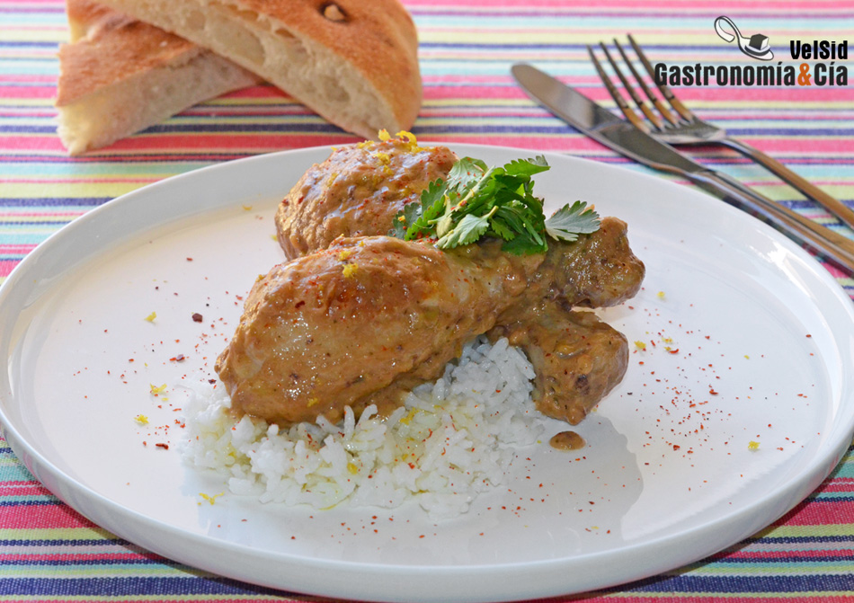 Pollo con salsa de cacahuetes y limón encurtido, una receta fácil para chuparse los dedos