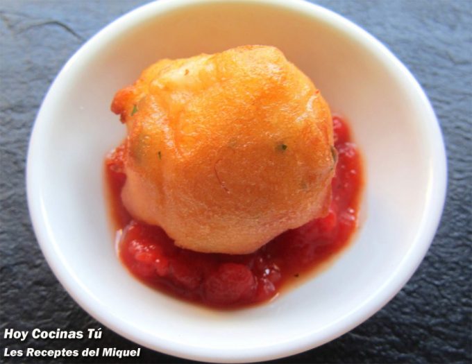 Buñuelos de bacalao con tomate concassé a la vainilla Hoy Cocinas Tú
