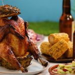 Pollo asado sentado en piña