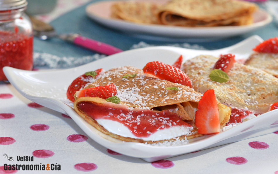 Crepes rellenos de queso, coco y mermelada de fresa, una receta fácil ...
