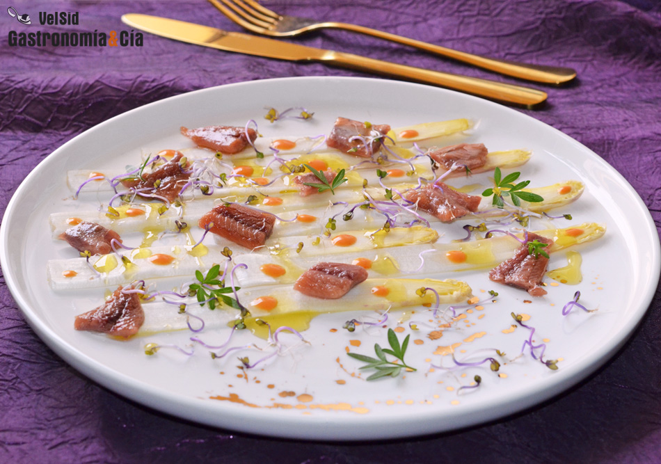 Carpaccio de espárragos blancos frescos con sardina anchoada y mahonesa picante