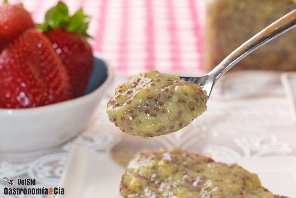 Mermelada de plátano y chía, una receta fácil y rica para desayunos saludables (sin azúcar)