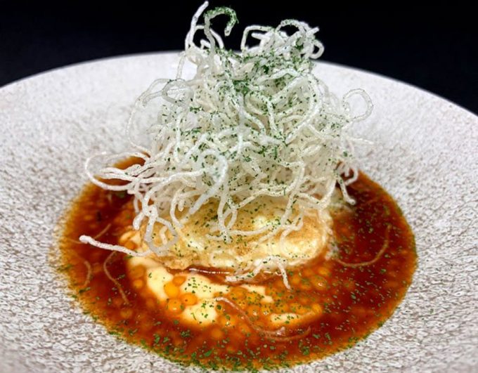 Jugo con tapioca de pimientos asados, huevo planchado y fideos de arroz, Pintxo Arzak