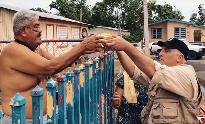 Preio al cocinero José Andrés por su trabajo