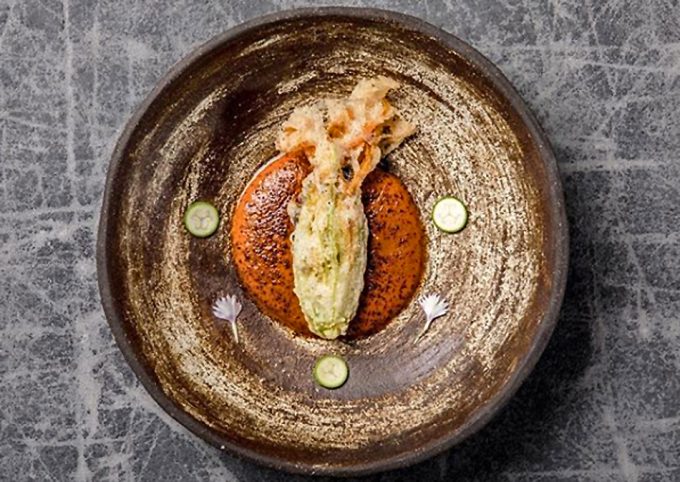 Quesadilla de flor de calabaza con huitlacoche y salsa de chile morita de Roberto Ruiz Punto MX