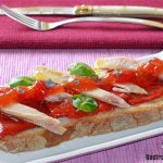 Receta de tostada de piquillos, atún y tomate