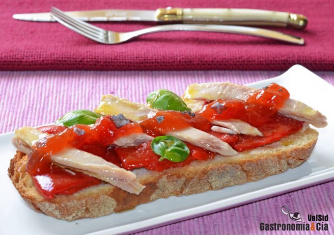 Tostada de piquillos, atún y tomate
