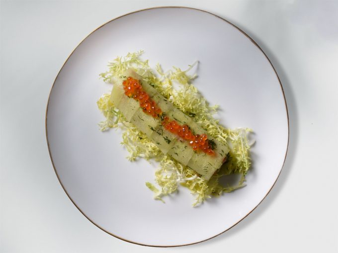 Canelón de melón y salmón marinado con vinagreta de eneldo de Sergio y Javier Torres Canelón de melón y salmón