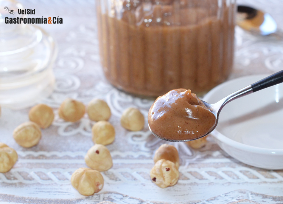 Salsa de caramelo y avellanas saludable, una dulce receta para desayunos, postres y helados