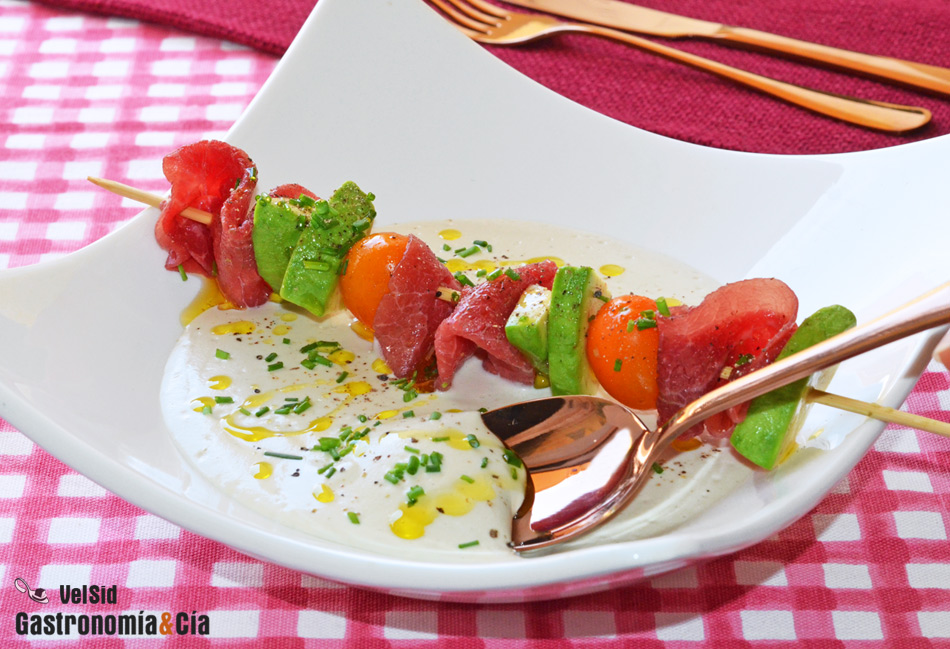 Ajoblanco de anacardos con carpaccio de buey y aguacate, una nueva receta de esta sopa fría para tu cena especial