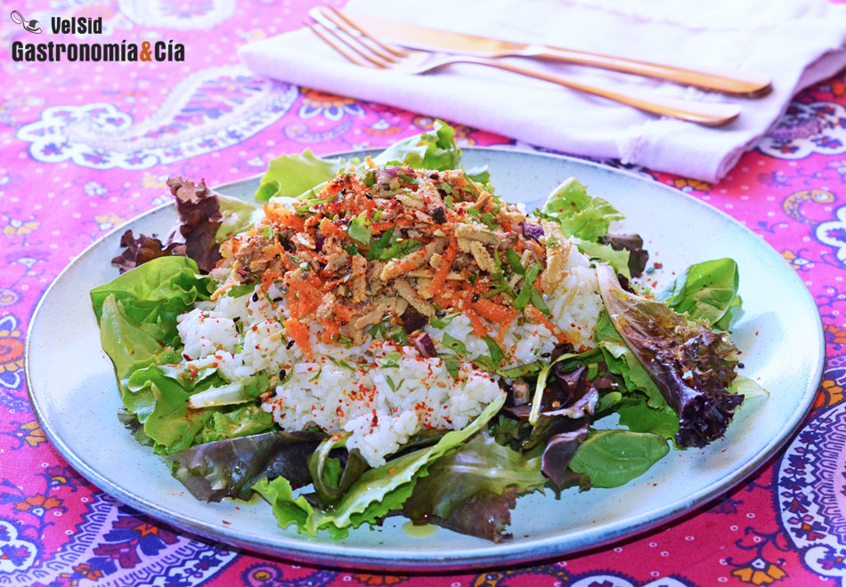 Ensalada de arroz, tofu y zanahoria con aliño de sésamo y comino, una receta completa para comer rico y sano