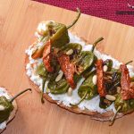 Receta de tostada con requesón , pimientos y tomate