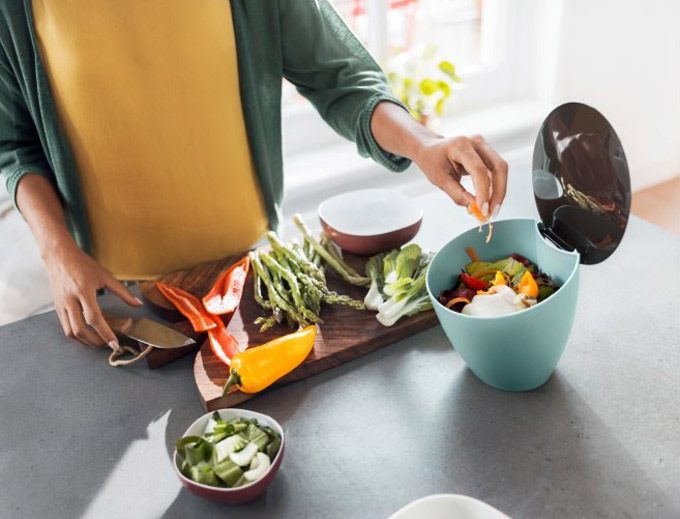 Cubo o contenedor de residuos para la encimera de la cocina