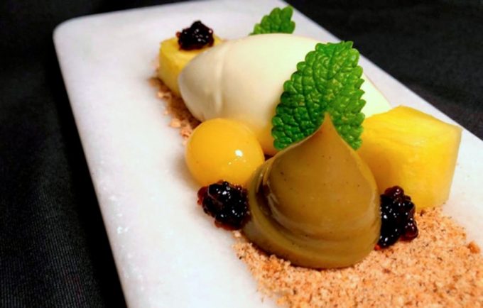 Yemas de corral, setas silvestres, nata, piña, vainilla, galleta y vinagre El Ermitaño