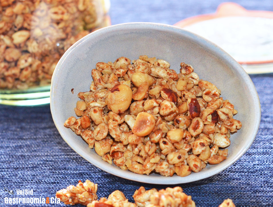 Granola de avena, espelta y avellanas, es una receta fácil para hacer deliciosos desayunos saludables (sin horno)