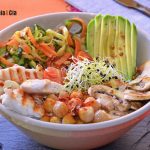 Receta de bol de calabacin, garbanzos, pollo y aguacate